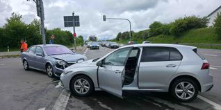 Der Opel und der VW mussten abgeschleppüt werden.